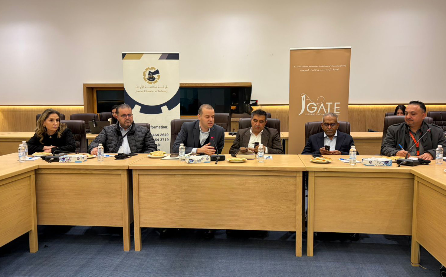  جلسة تشاورية لممثلي قطاع صناعة الألبسة