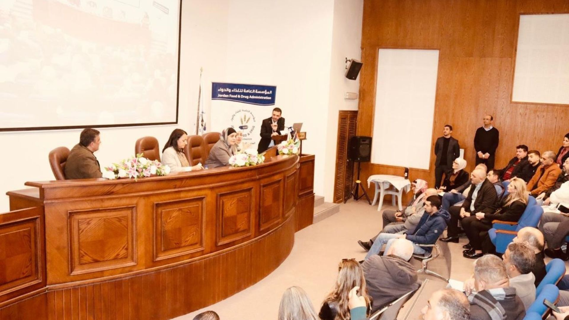  الغذاء والدواء تلتقي مع ممثلي قطاع مستحضرات التجميل والتجميل الصيدلاني