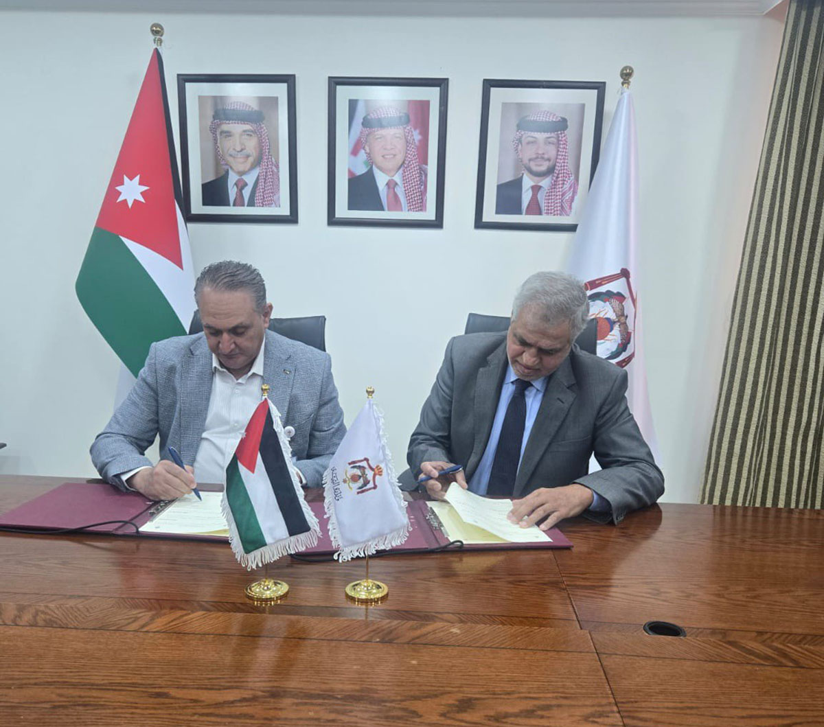  "الطيران المدني" و"البيئة" يوقعان اتفاقية لإنشاء مجمع نباتي في محافظة مادبا