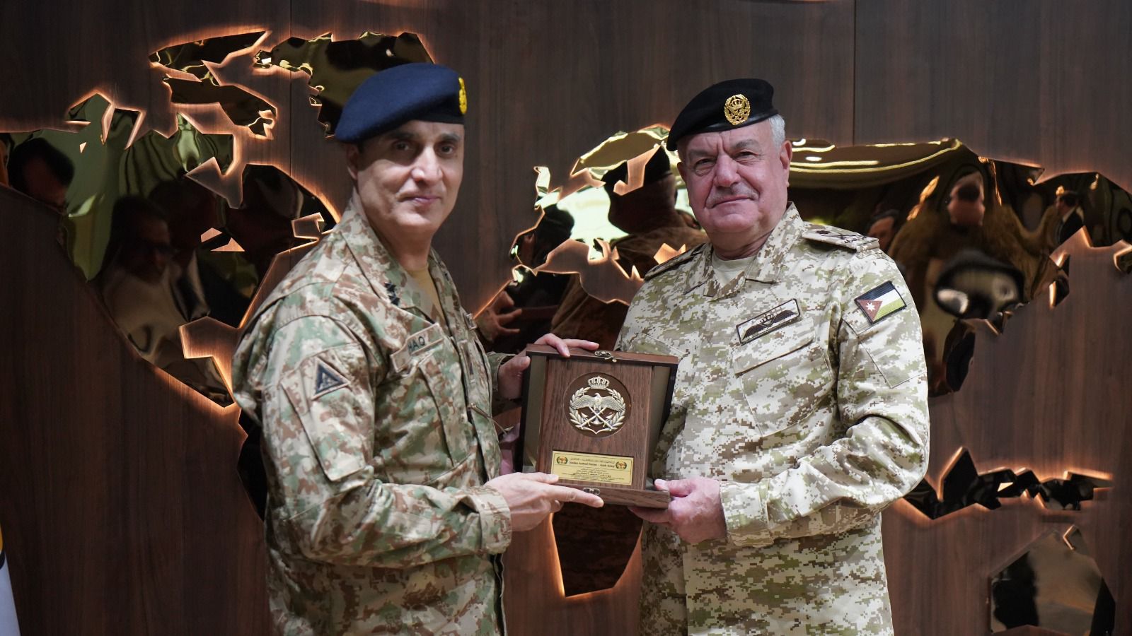  رئيس هيئة الأركان يلتقي قائد قوات الدفاع الباكستانية في إسلام آباد