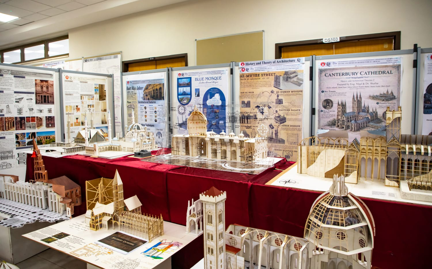  رئيس الجامعة الهاشمية يفتتح معرض مشاريع طلبة هندسة العمارة  