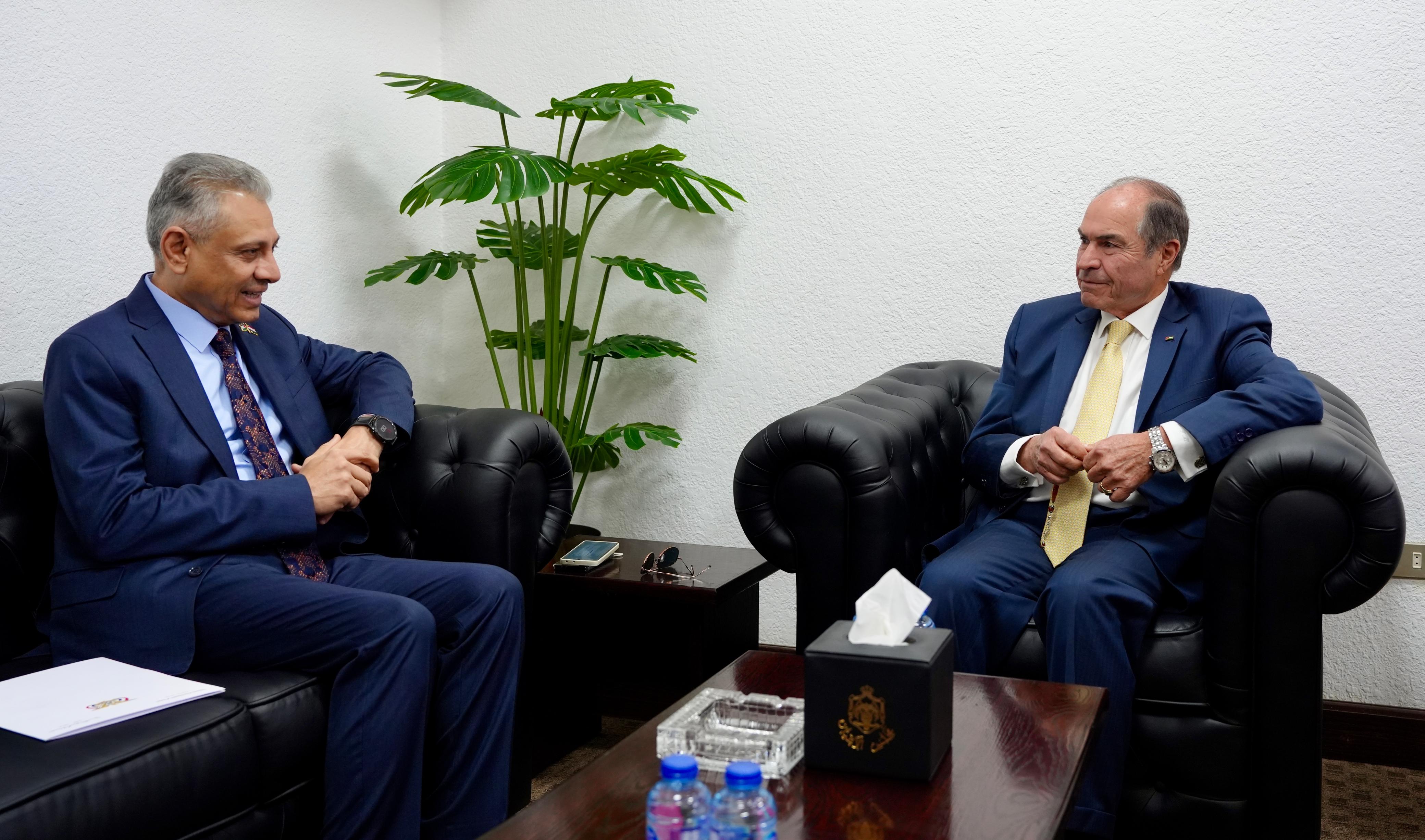  العين الملقي يبحث مع السفير اليمني سبل تعزيز العلاقات الثنائية