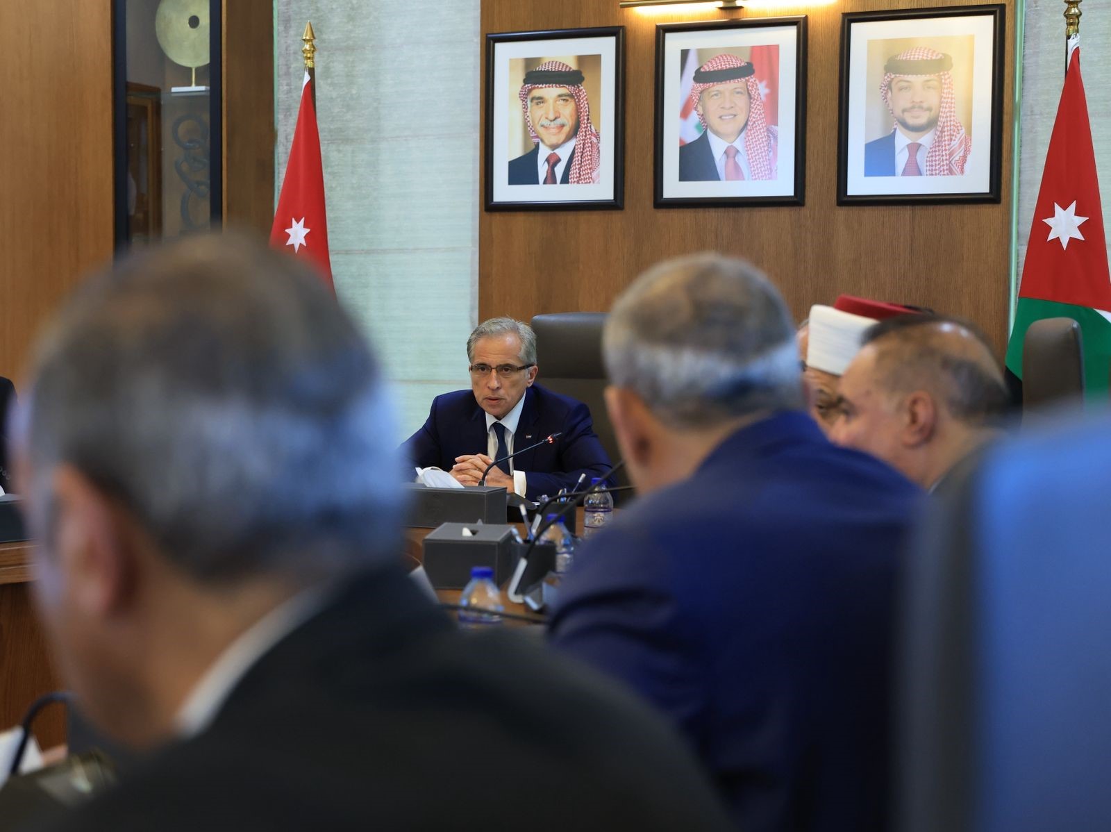  رئيس الوزراء يترأس الاجتماع الأول للجنة إعداد البرنامج التنفيذي للحدّ من الإلقاء العشوائي للنفايات