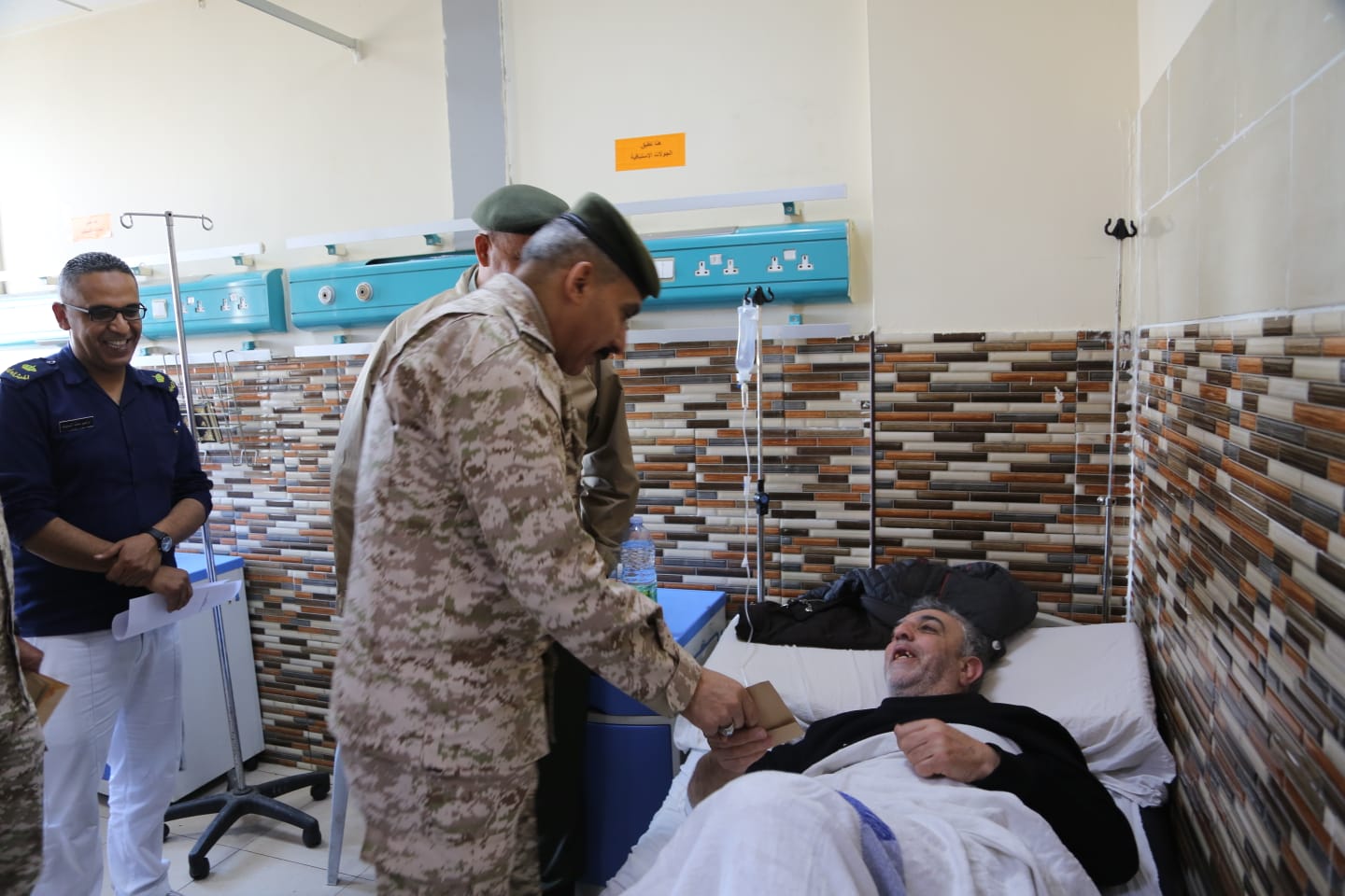  القوات المسلحة تشارك مرتباتها فرحة أول أيام الفطر السعيد وتعود المرضى من المتقاعدين والعاملين