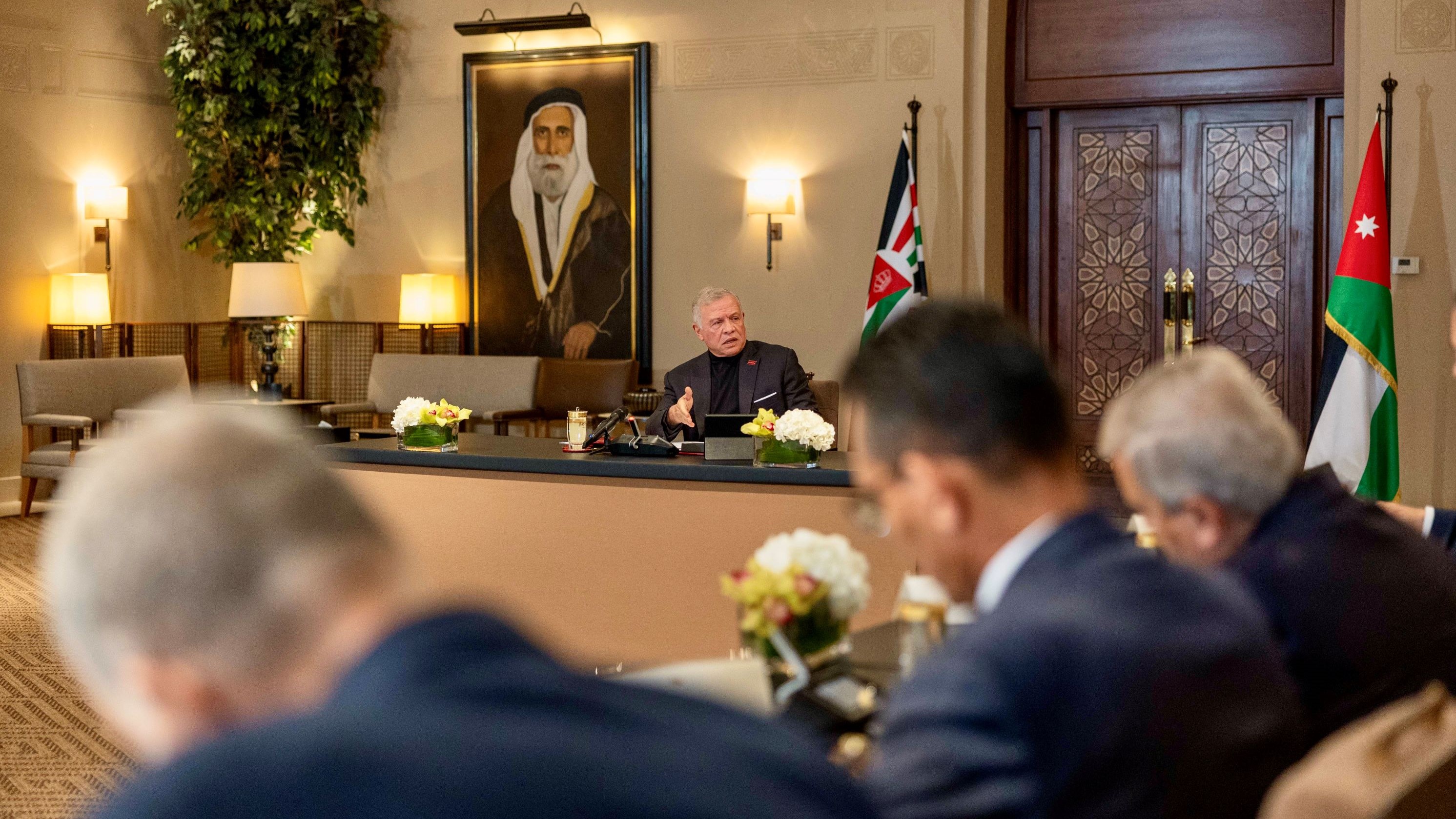  الملك يلتقي شخصيات سياسية وإعلامية