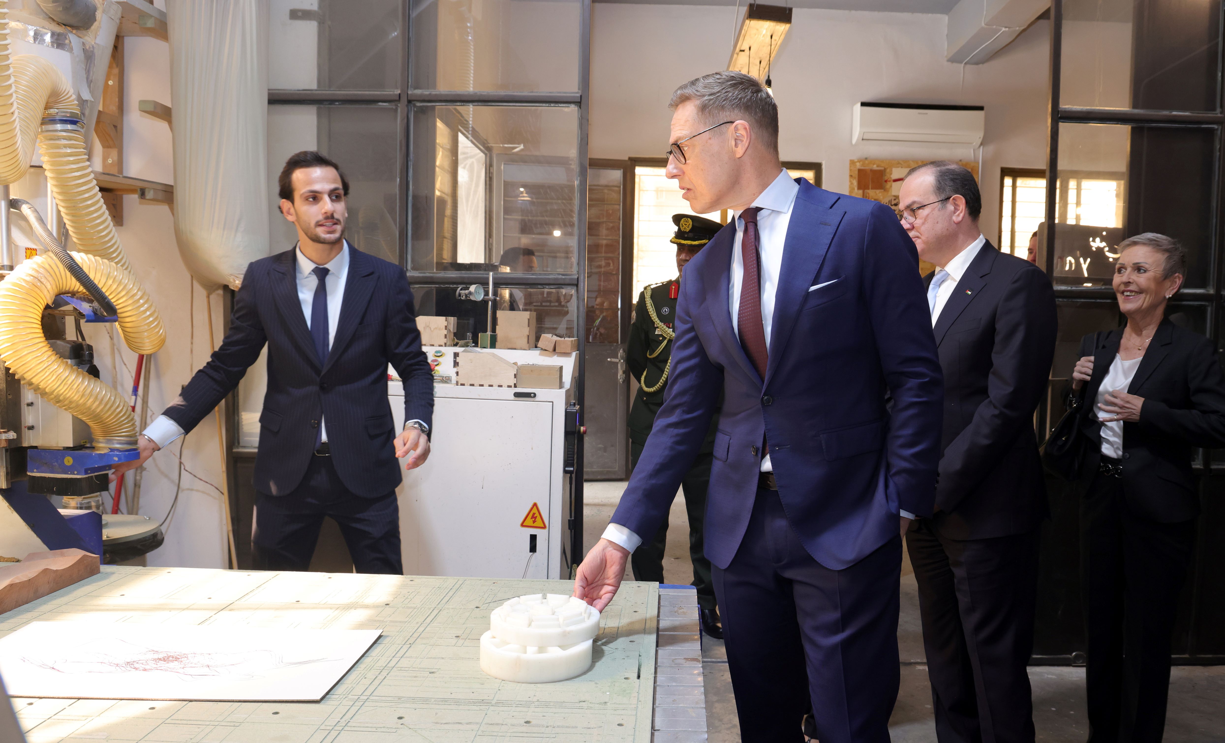  رئيس فنلندا يطلع على مشروع إبداعي شبابي في عمان