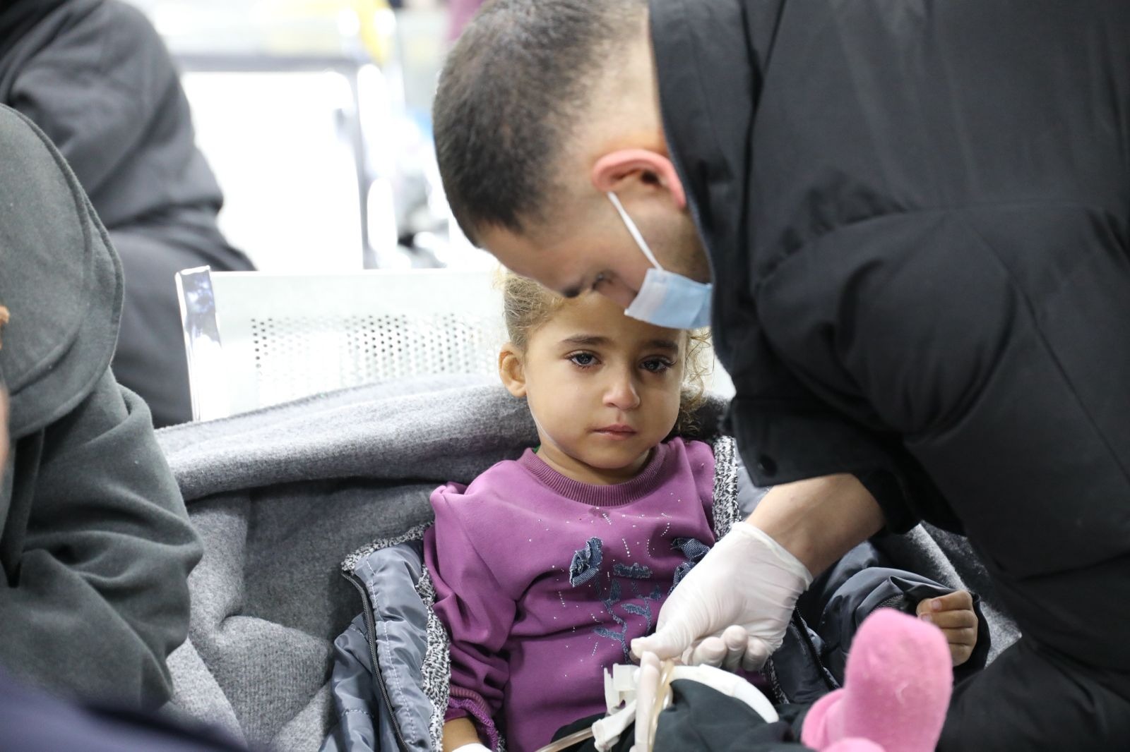  القوات المسلحة تُجلي دفعة جديدة من أطفال غزة المرضى لتلقي العلاج بالمملكة