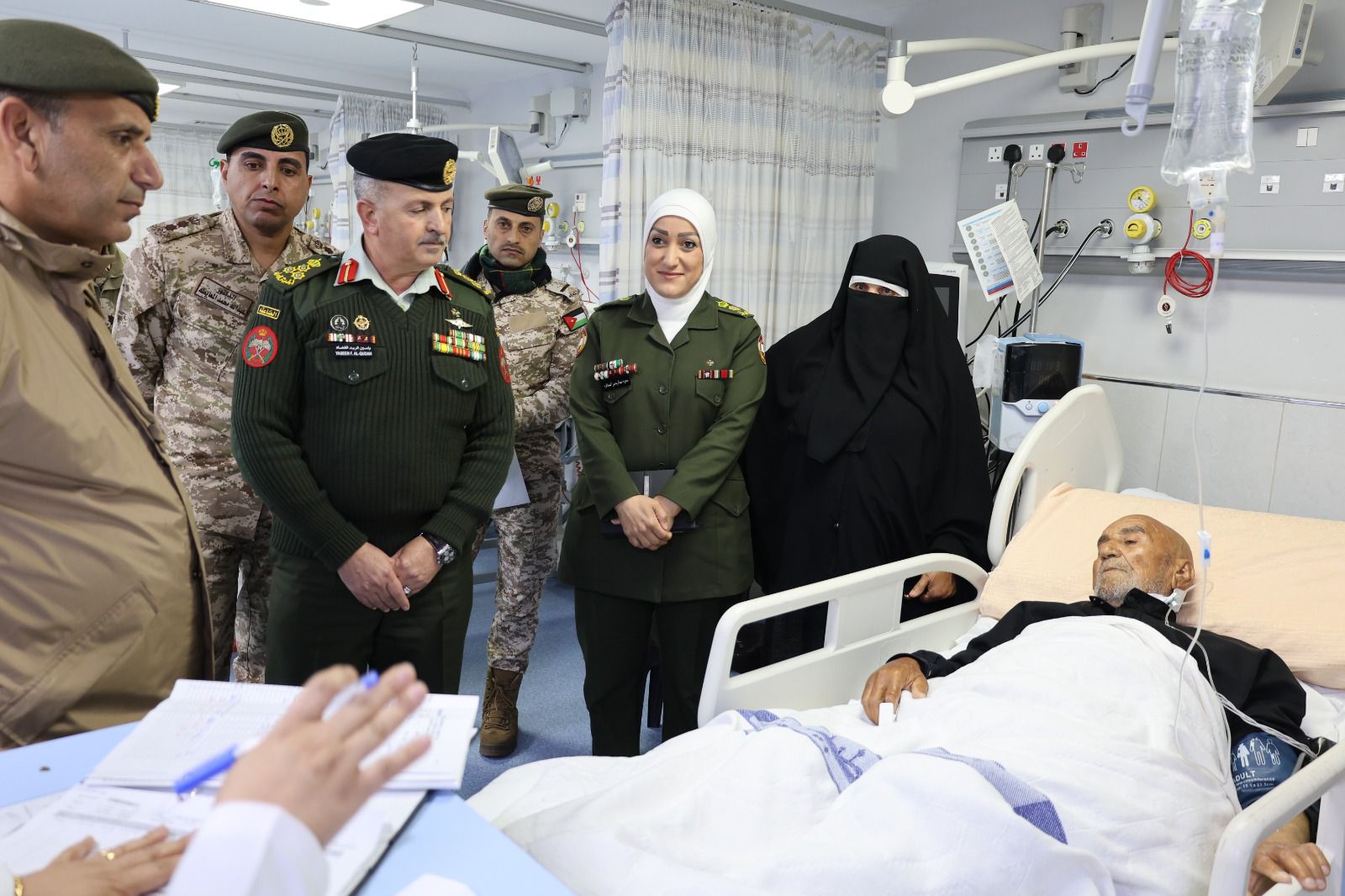  القوات المسلحة تشارك مرتباتها فرحة أول أيام الفطر السعيد وتعود المرضى من المتقاعدين والعاملين