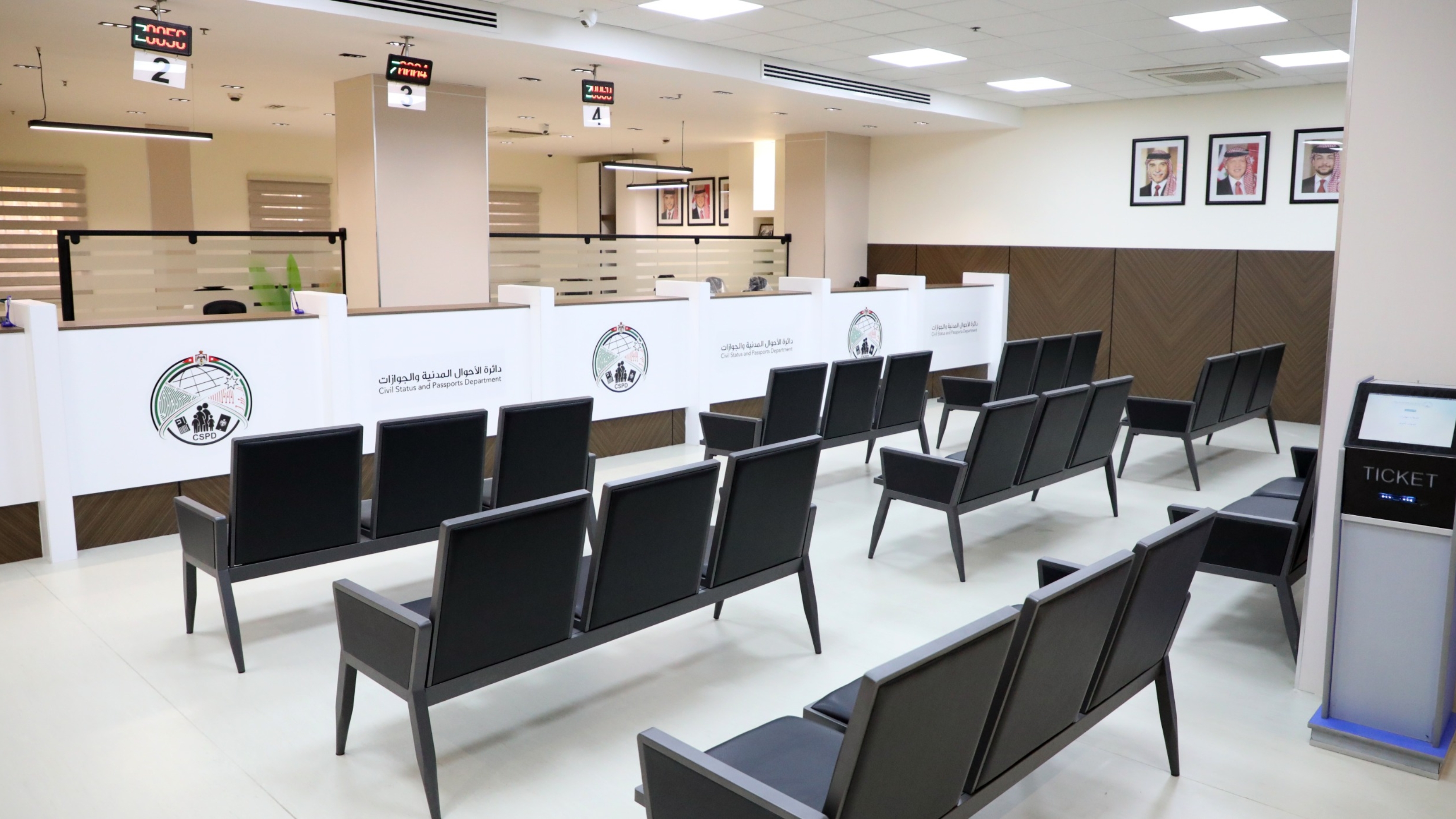  وزير الداخلية يفتتح مكتب الخدمة المستعجلة في دائرة الأحوال المدنية والجوازات