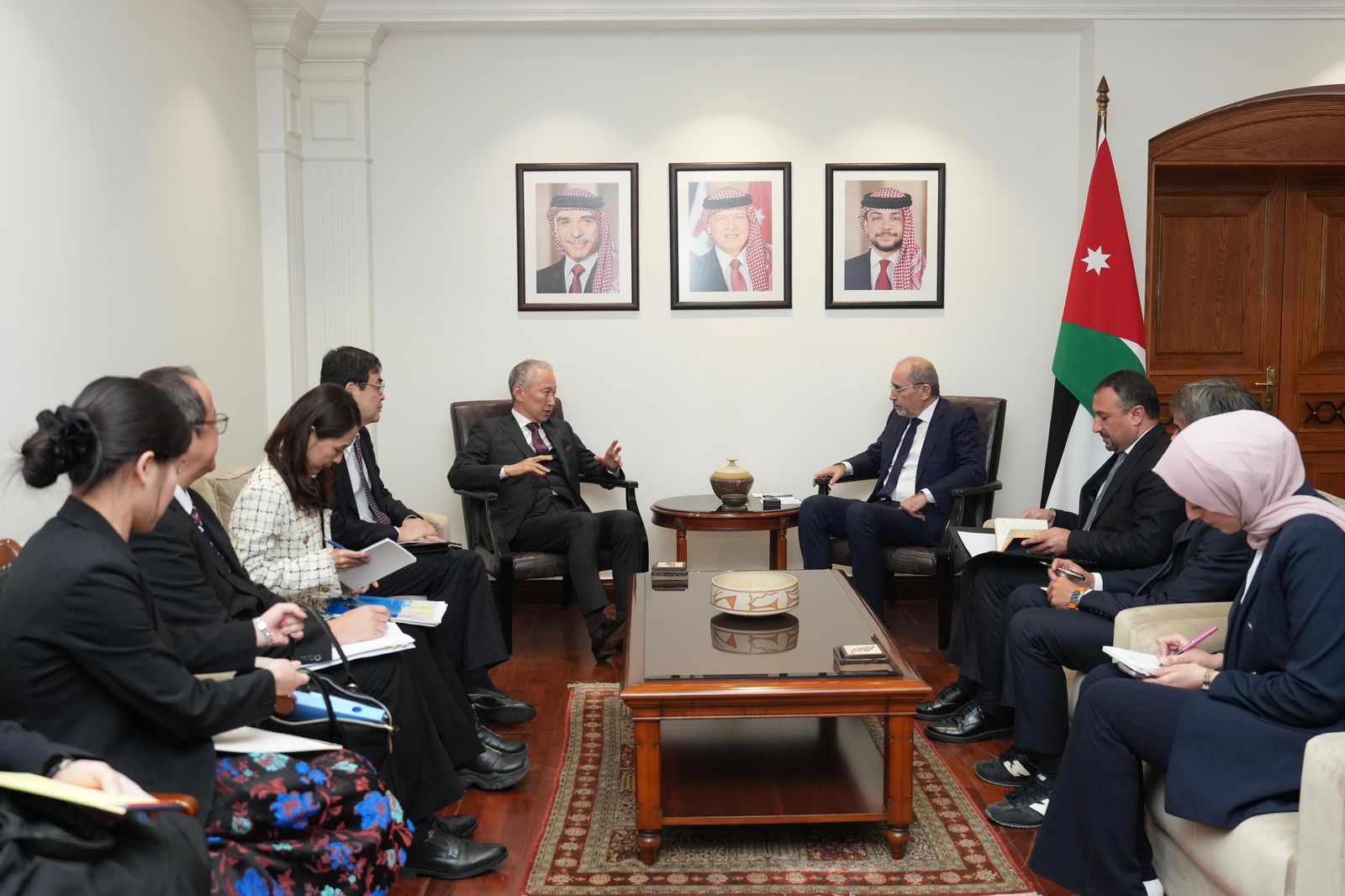  وزير الخارجية يلتقي المساعد الخاص لوزير الخارجية الياباني