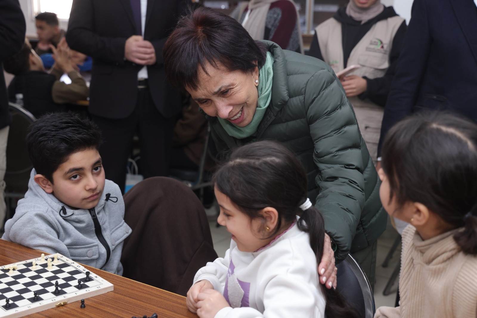 الأميرة بسمة بنت طلال تسلم مساعدات حملة البر والإحسان في جبل النصر