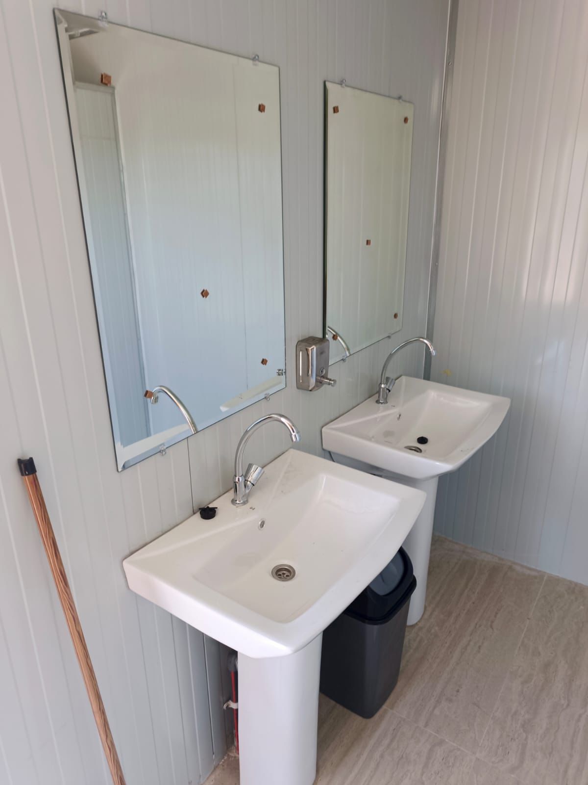  وزارة السياحة تعزز الخدمات في برقش وأم النمل بوحدات صحية وأكشاك لدعم المجتمع المحلي 