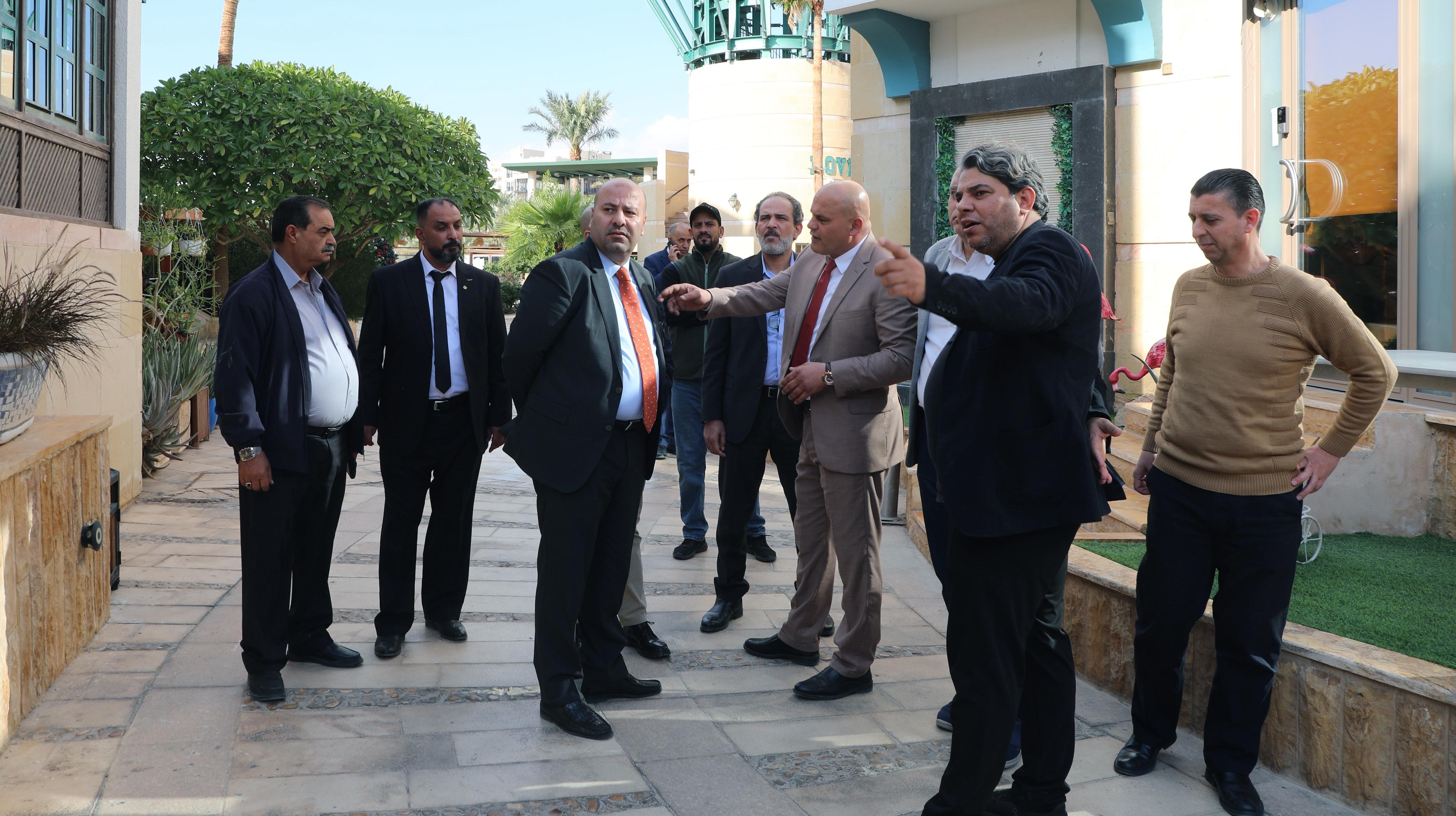  مفوض الشؤون الاقتصادية والاستثمار يتفقد مجمع بوابة العقبة