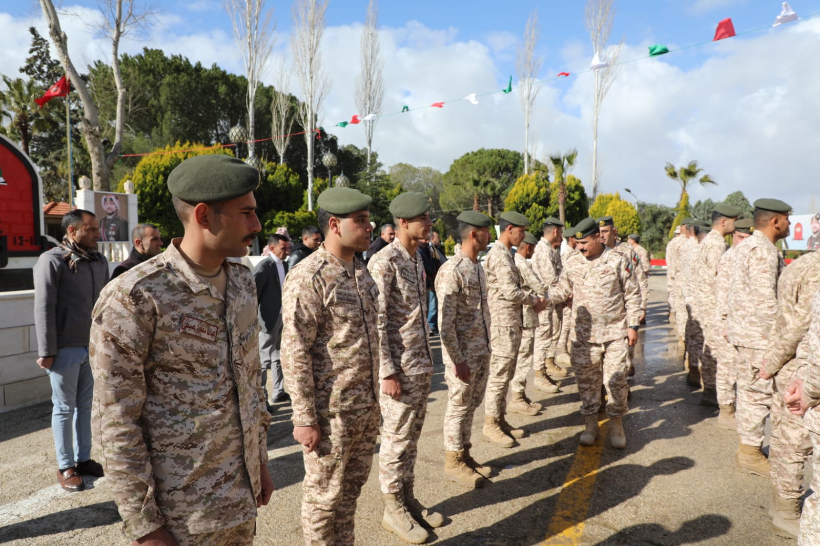  القوات المسلحة تشارك مرتباتها فرحة أول أيام الفطر السعيد وتعود المرضى من المتقاعدين والعاملين