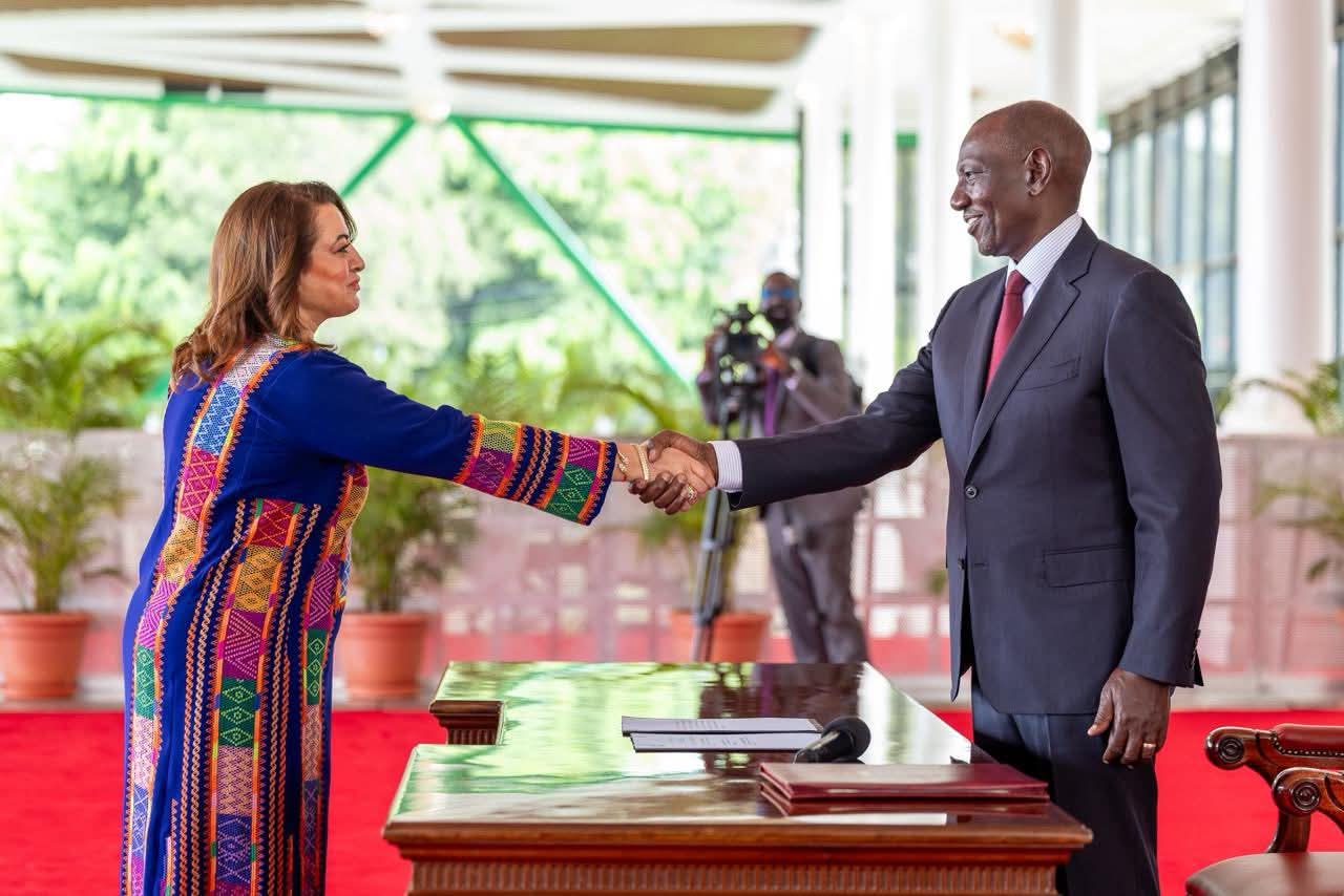  السفيرة سماره تقدم أوراق اعتمادها للرئيس الكيني