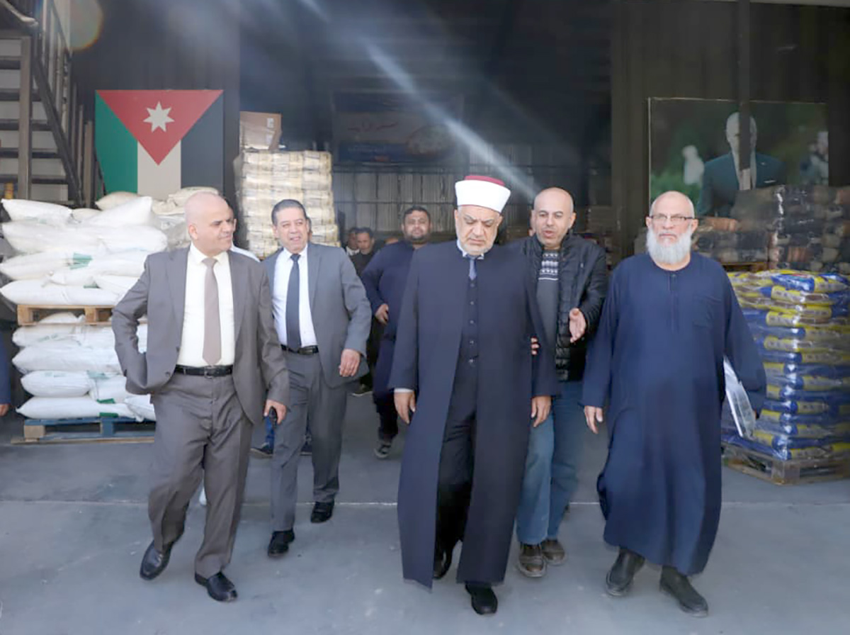  وزير الأوقاف يطلق حملة لتوزيع طرود غذائية