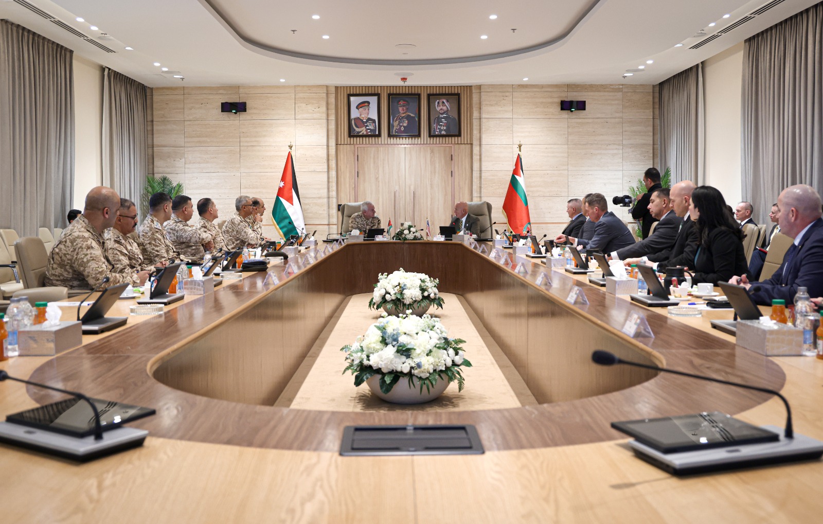  رئيس هيئة الأركان يلتقي وفدا من كلية الدفاع الوطني الأميركية