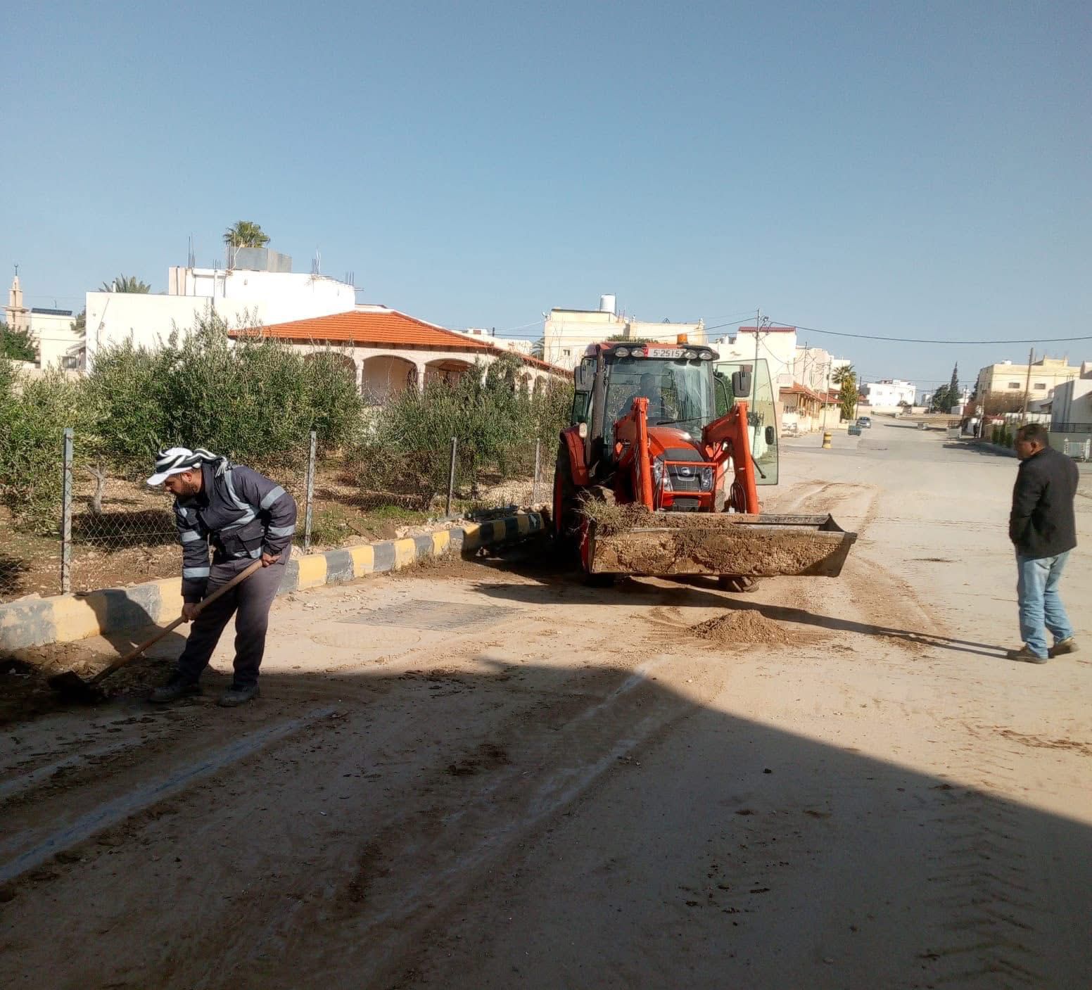  كوادر البلديات في الكرك تواصل عملها للحد من تشكل السيول