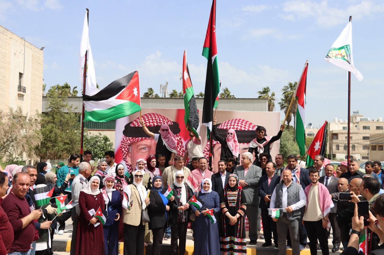 احتفالات وطنية واسعة بيوم العلم الأردني في مختلف المحافظات