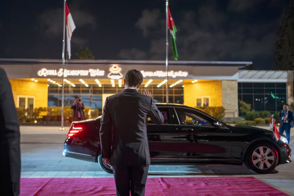 ولي العهد يستقبل الرئيس الإندونيسي لدى وصوله المملكة