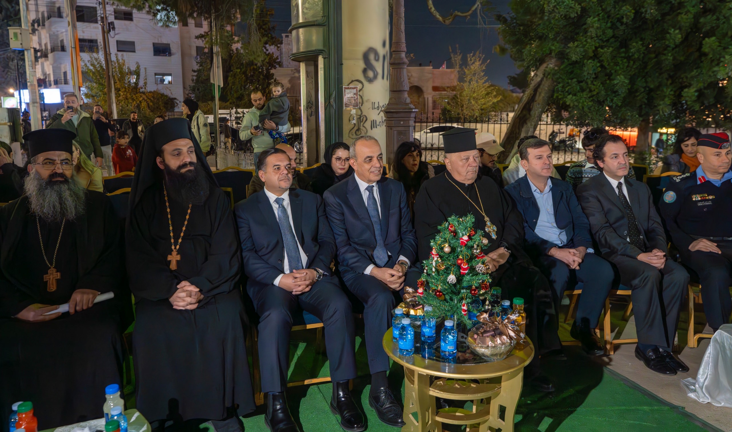  رئيس لجنة السياحة النيابية يضيء شجرة عيد الميلاد في دوار باريس بعمان