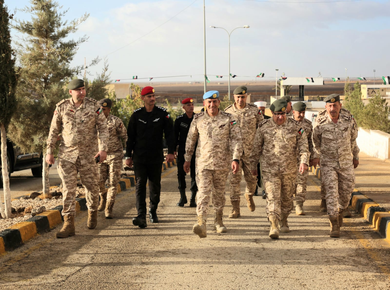  القوات المسلحة تشارك مرتباتها فرحة أول أيام الفطر السعيد وتعود المرضى من المتقاعدين والعاملين