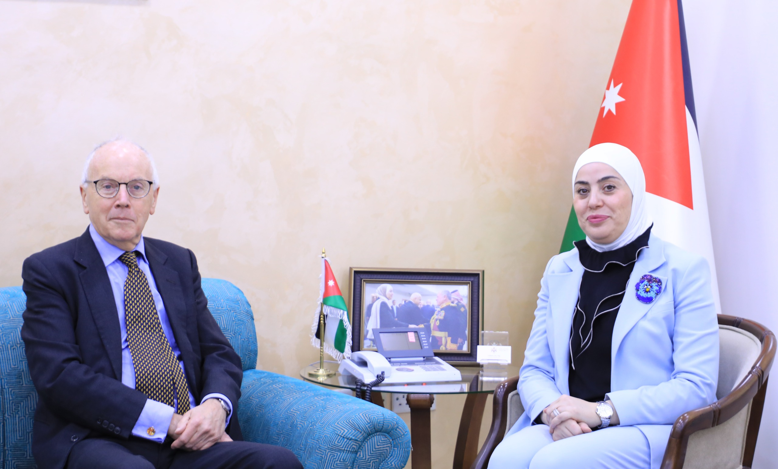  وزيرة التنمية الاجتماعية تستقبل المستشار والخبير القانوني السير بول سيلك