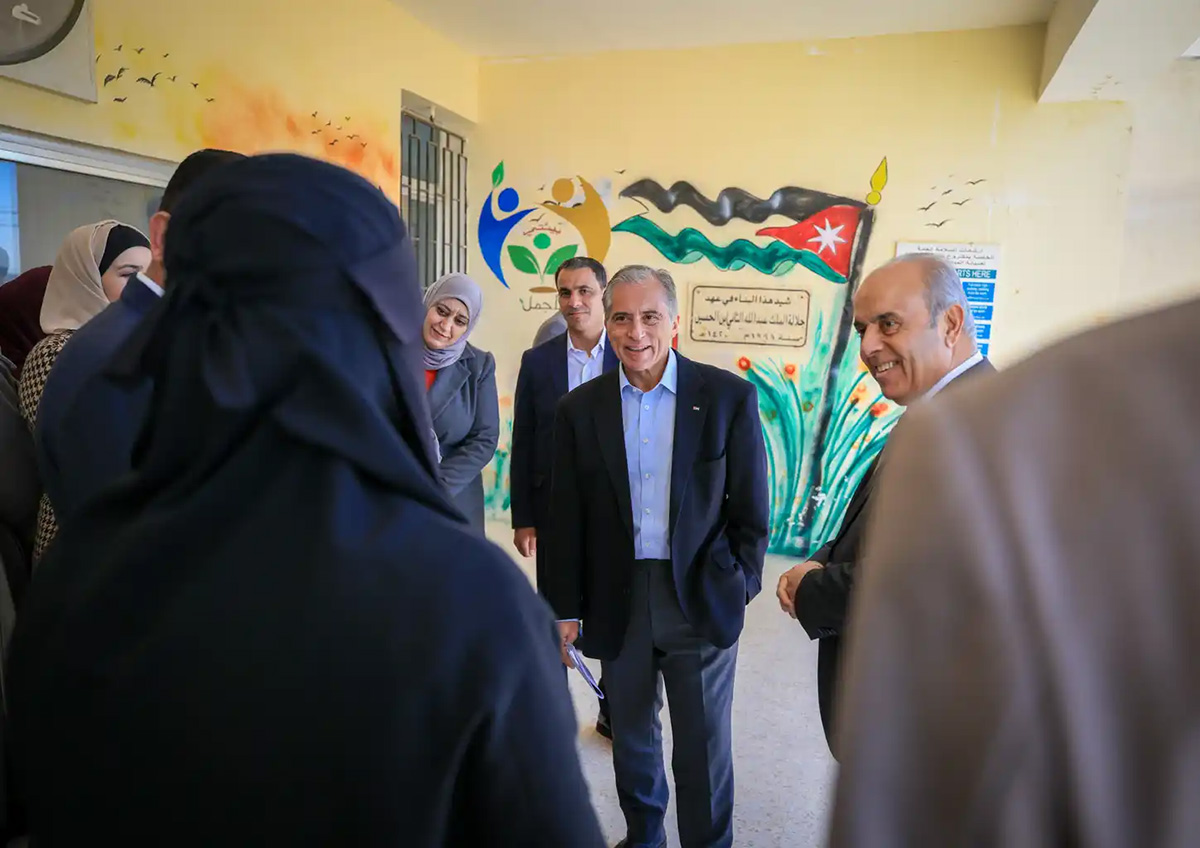 رئيس الوزراء يتفقد مواقع إنتاجية وخدمية في عجلون وإربد 