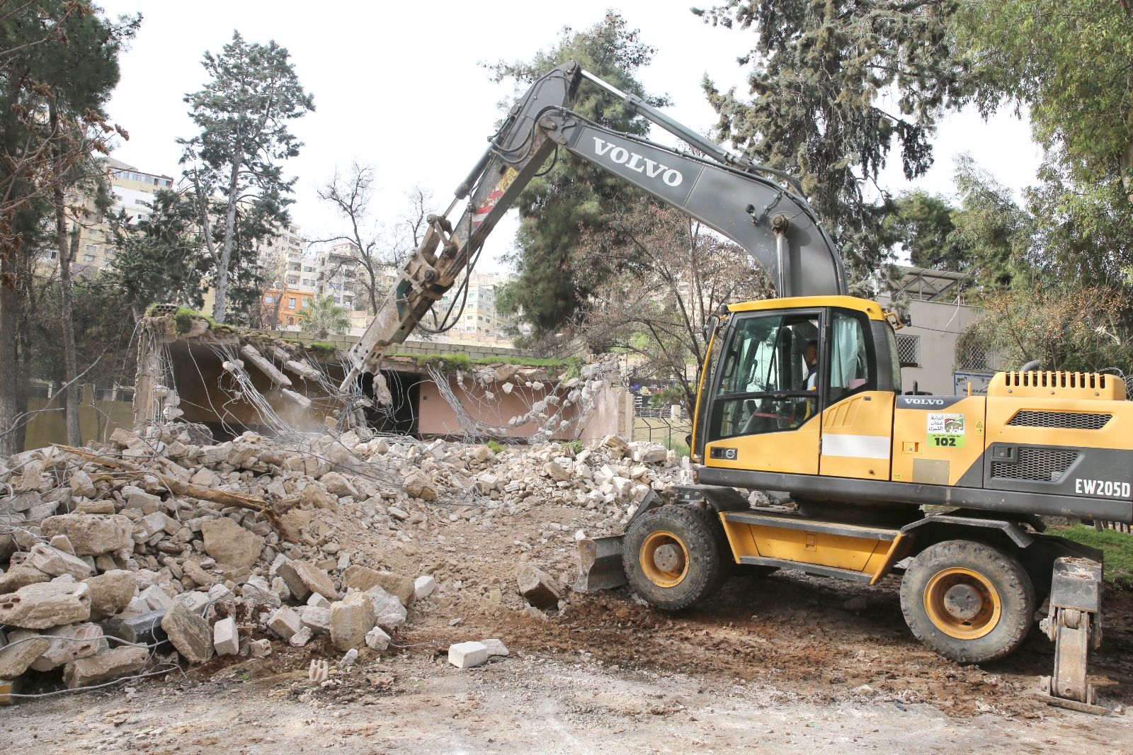  أمانة عمان تنفذ أعمال هدم في شارع الطلياني ضمن مشروع تطوير أحياء عمان