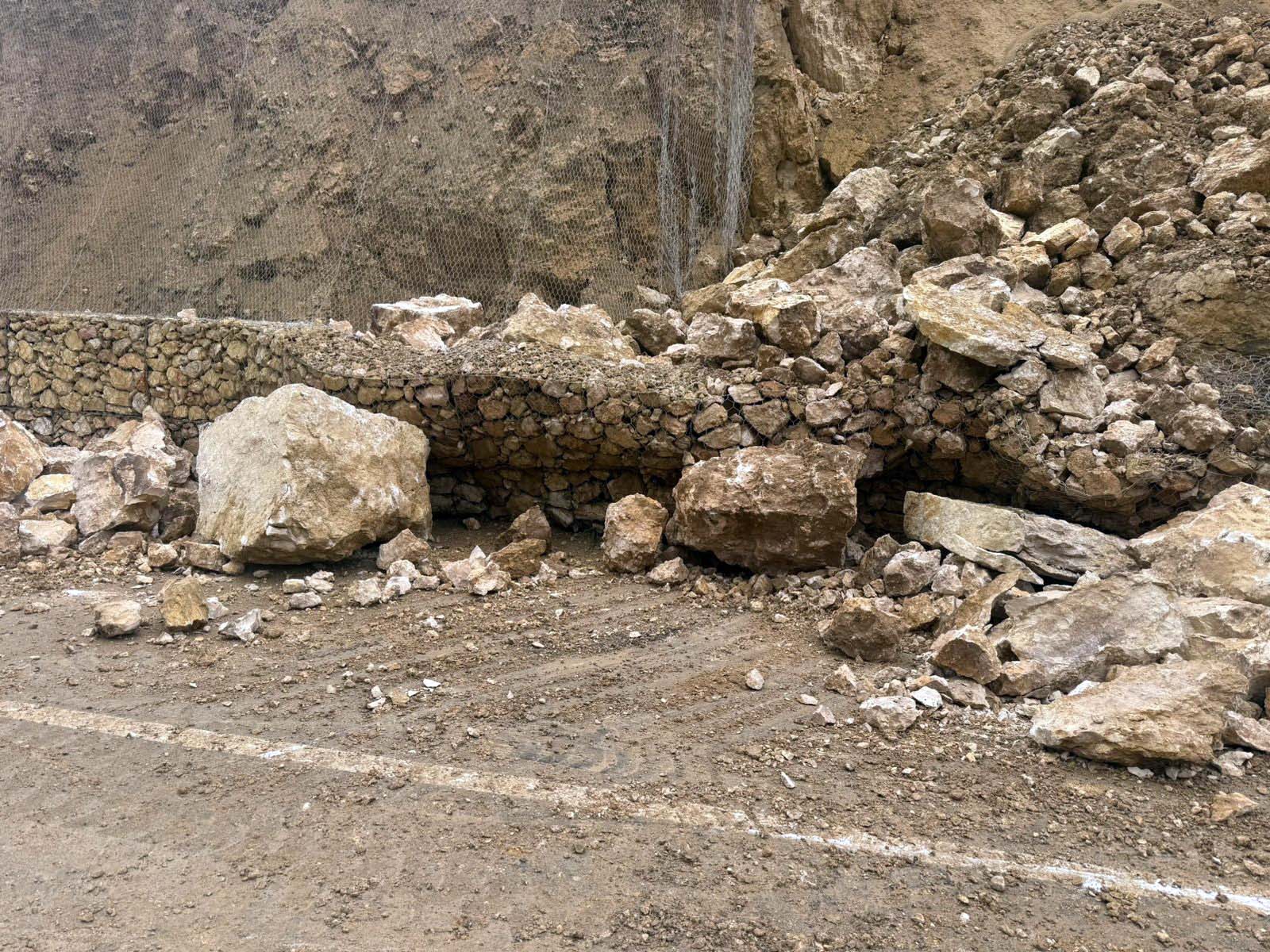  محافظ البلقاء: إغلاق طريق السلط - وادي شعيب - الأغوار الوسطى بسبب الانهيارات