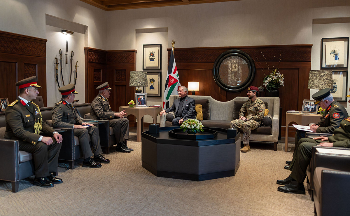  الملك يستقبل رئيس أركان القوات المسلحة المصرية