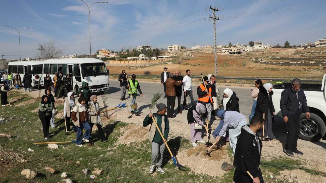  الإدارة المحلية تغرس 4500 شجرة في ناعور ضمن الحملة الوطنية للتشجير