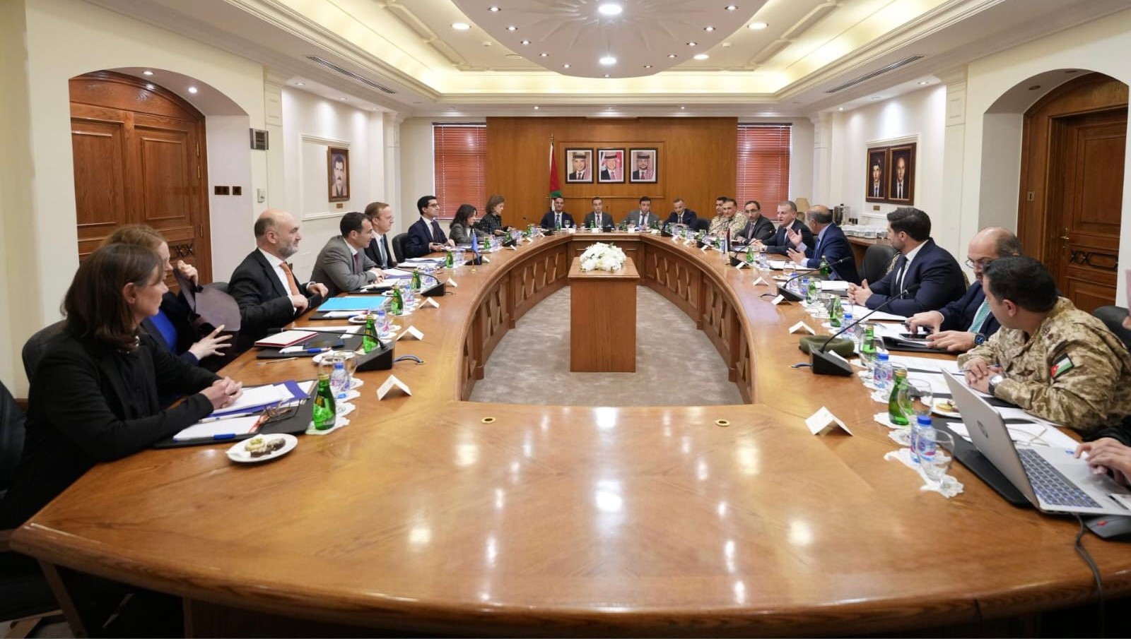  وزير الخارجية يلتقي نائب الأمين العام في جهاز العمل الخارجي الأوروبي