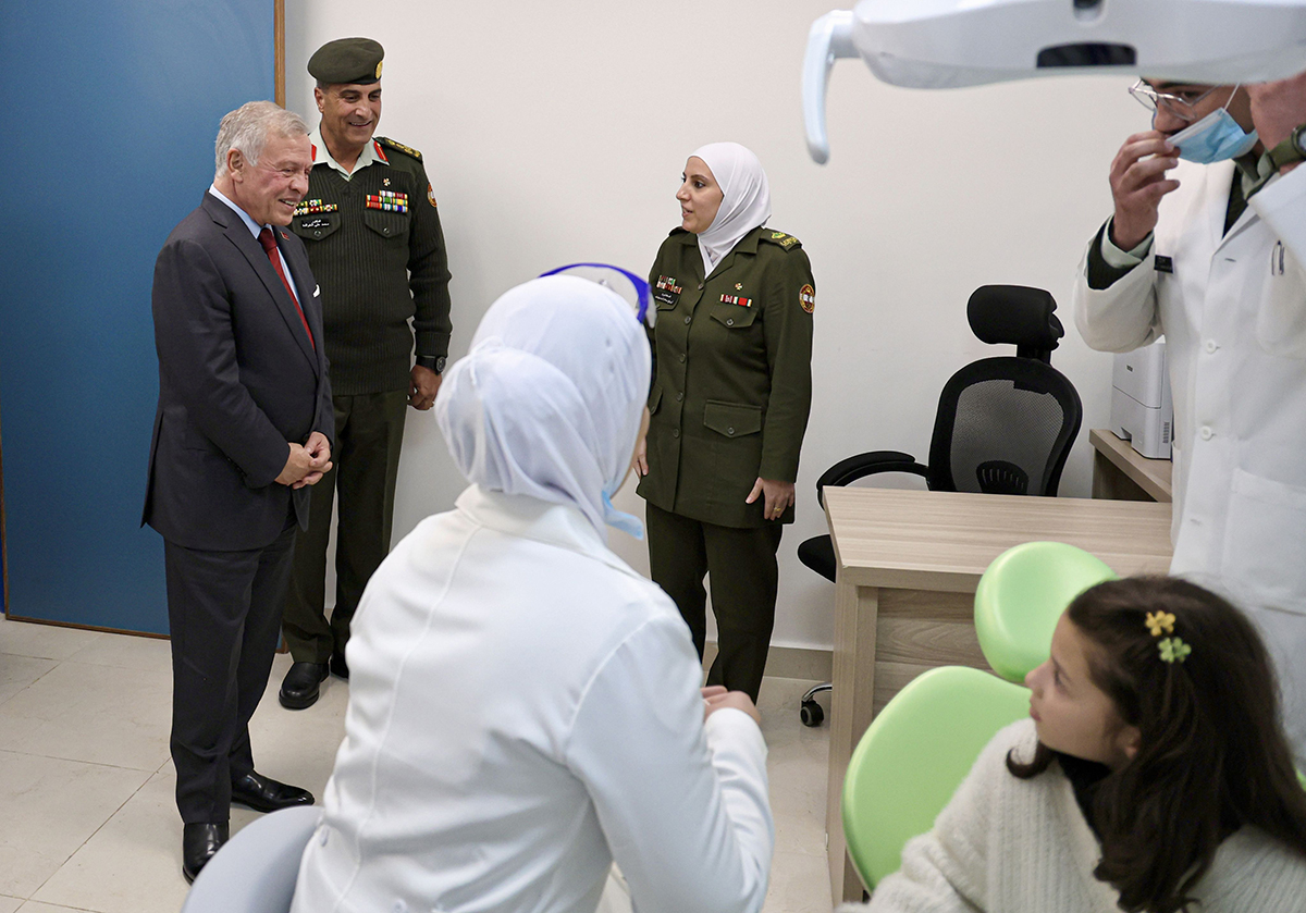 الملك يفتتح مجمع طب وجراحة الفم والأسنان العسكري في عمان