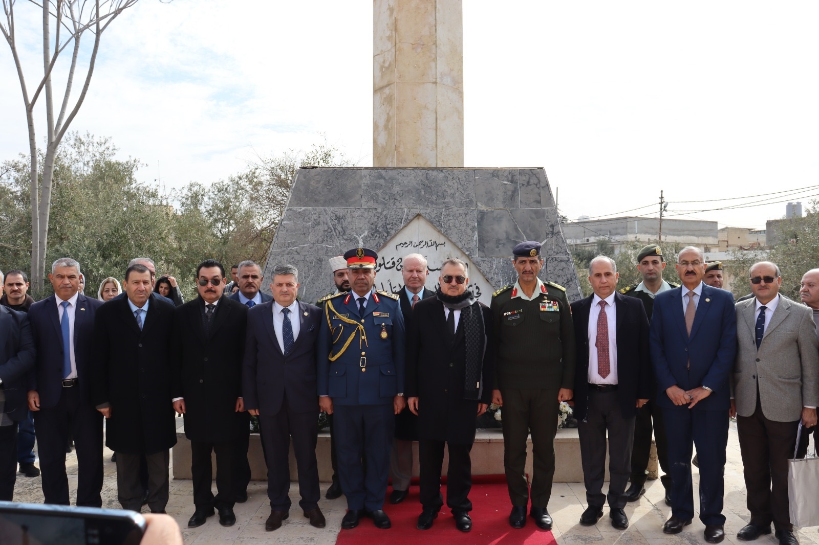 السفير العراقي يزور مقبرة شهداء الجيش العراقي