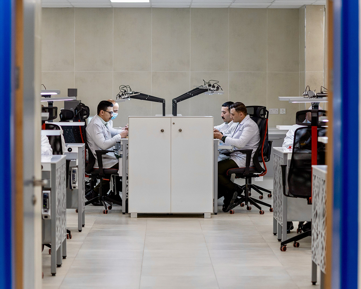 الملك يفتتح مجمع طب وجراحة الفم والأسنان العسكري في عمان