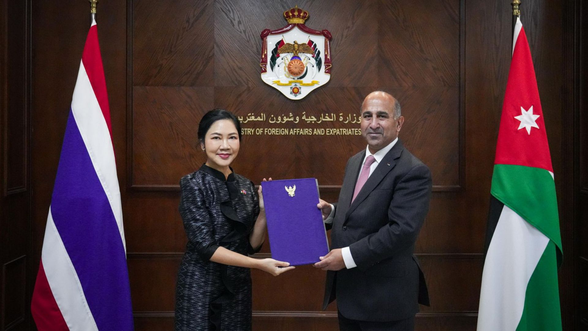 الخارجية تتسلم نسخة من أوراق اعتماد سفيرة تايلاند