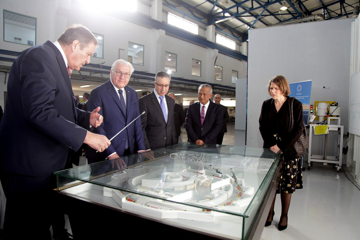  الرئيس الألماني يزور المركز الدولي لضوء السنكروترون للعلوم التجريبية 