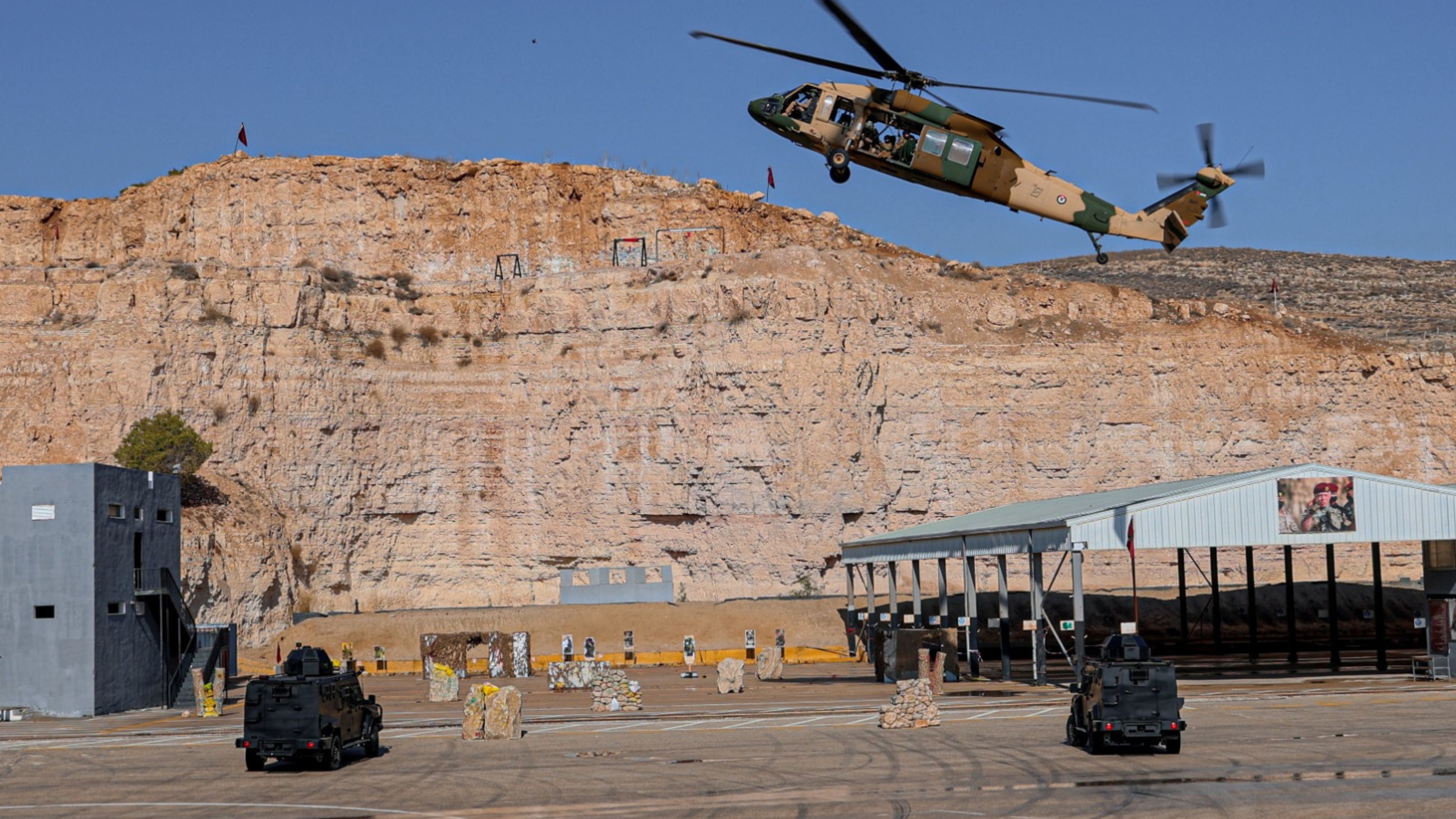  الحنيطي يرعى تخريج دورة مكافحة الإرهاب ويتابع تمريناً في القوات الخاصة