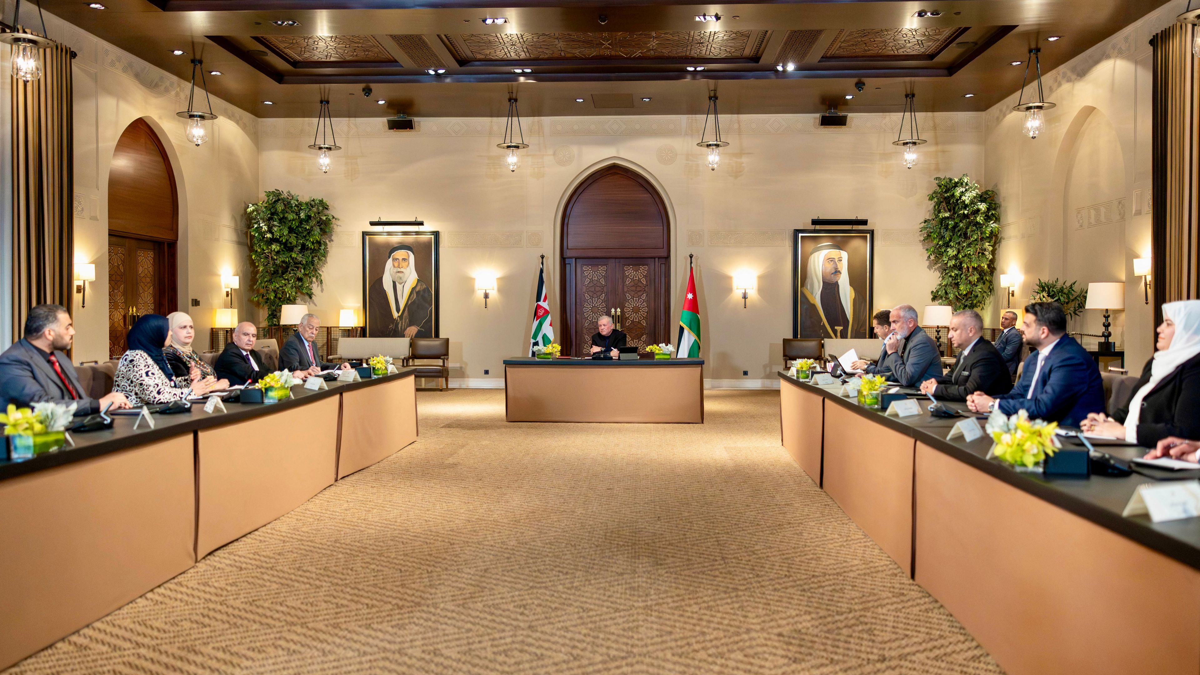  الملك يلتقي أصحاب مبادرات إنسانية وطنية 