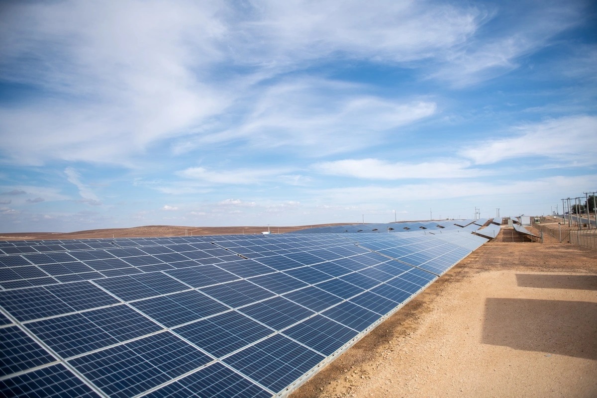  الأردن يعزز استقرار مخيم الأزرق بتوفير الكهرباء على مدار الساعة للاجئين