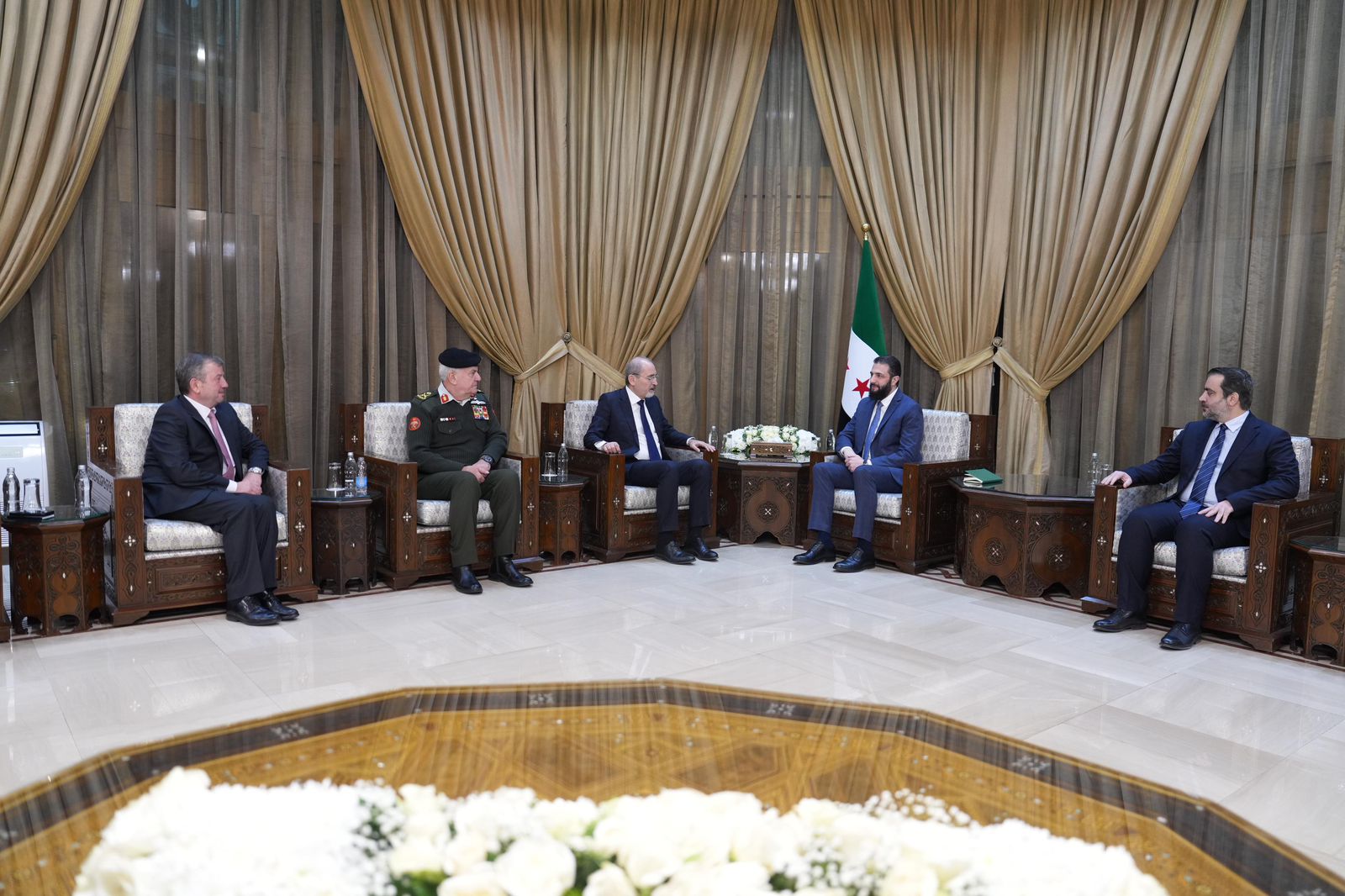  وزير الخارجية ينقل تحيّات الملك إلى الرئيس السوري