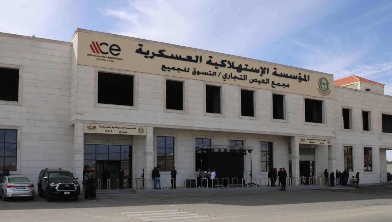  رئيس هيئة الأركان يفتتح سوق العيص التجاري بالطفيلة