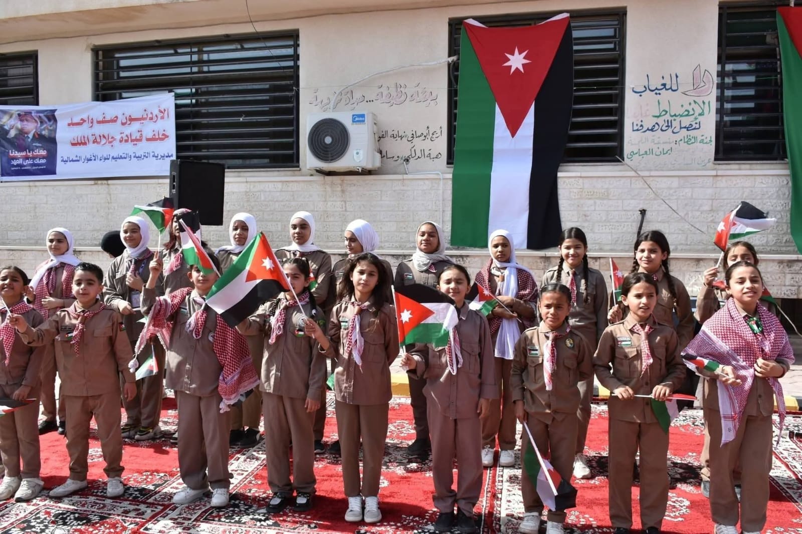 احتفالات وطنية واسعة بيوم العلم الأردني في مختلف المحافظات