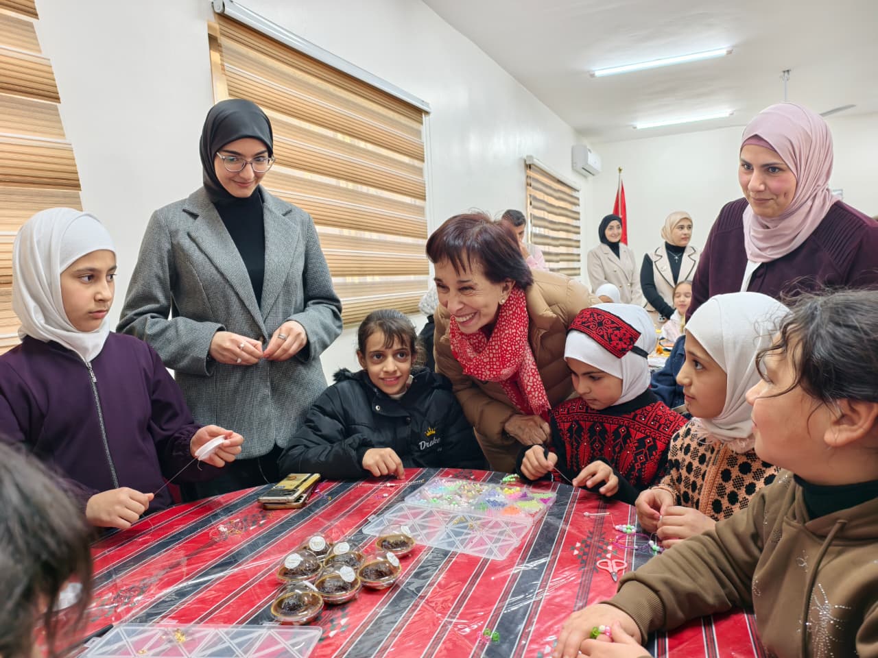  الأميرة بسمة بنت طلال تسلم مساعدات حملة  "البر والإحسان" للفئات المستهدفة في معان