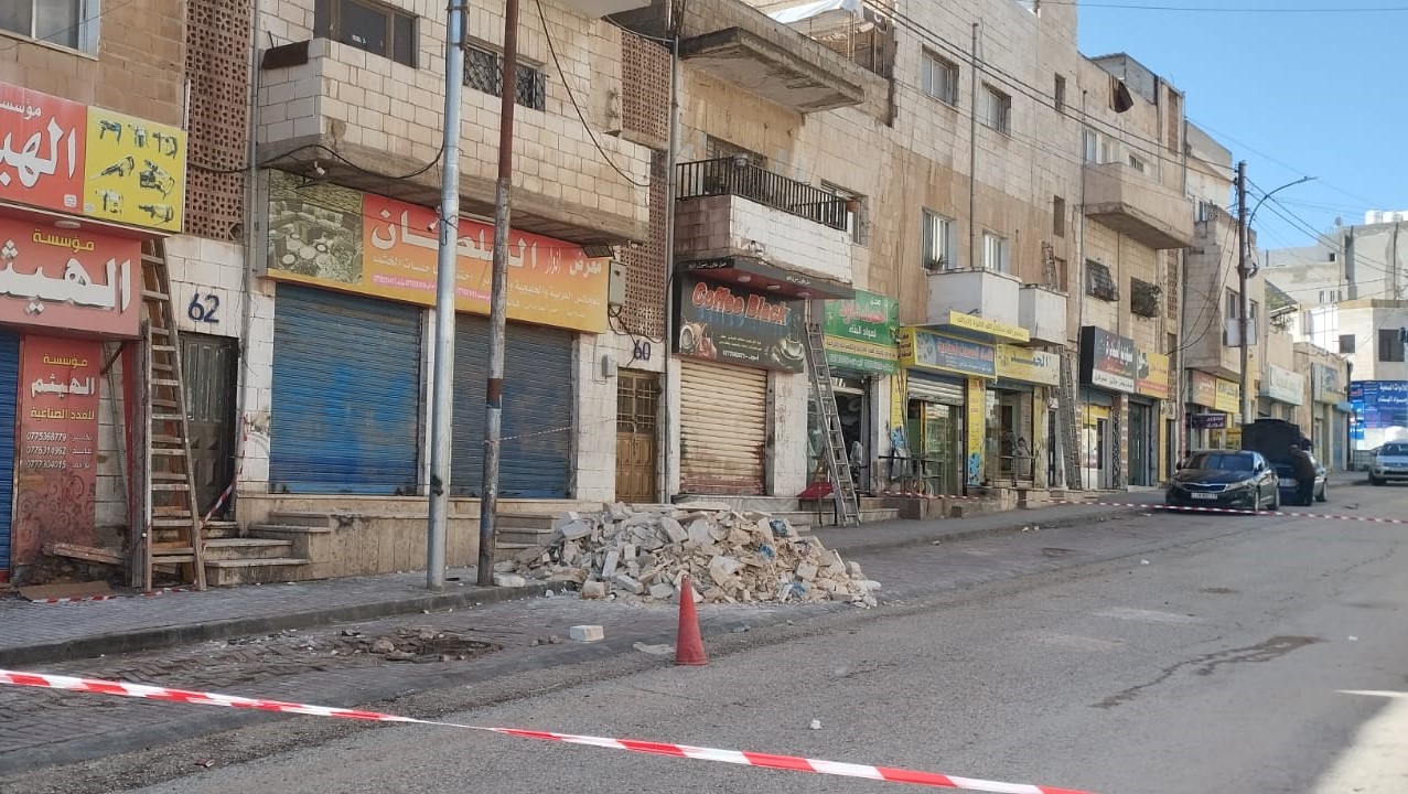  محافظ مادبا يقرر فتح الشارع في منطقة الحفرة العميقة أسفل عمارة مادبا