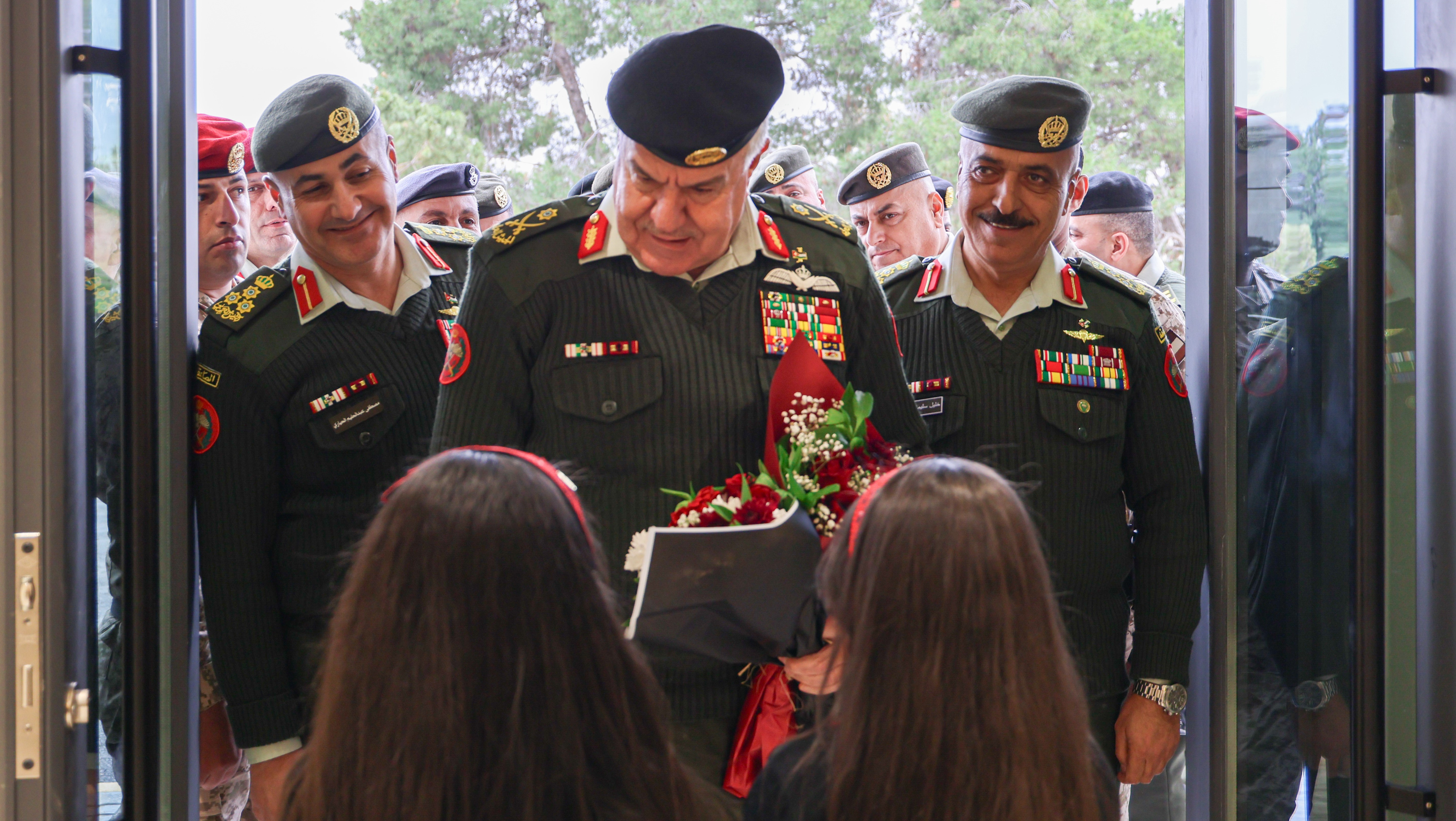  الحنيطي يرعى تخريج دورة المراسل الحربي ويفتتح مبنى المجمع الإداري في صرح الشهيد