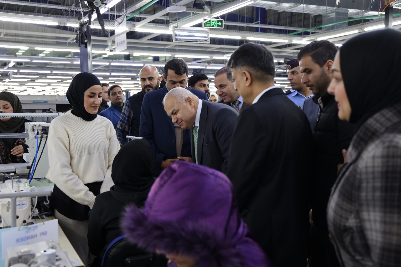 وزير العمل يفتتح توسعة لمصنع في الظليل