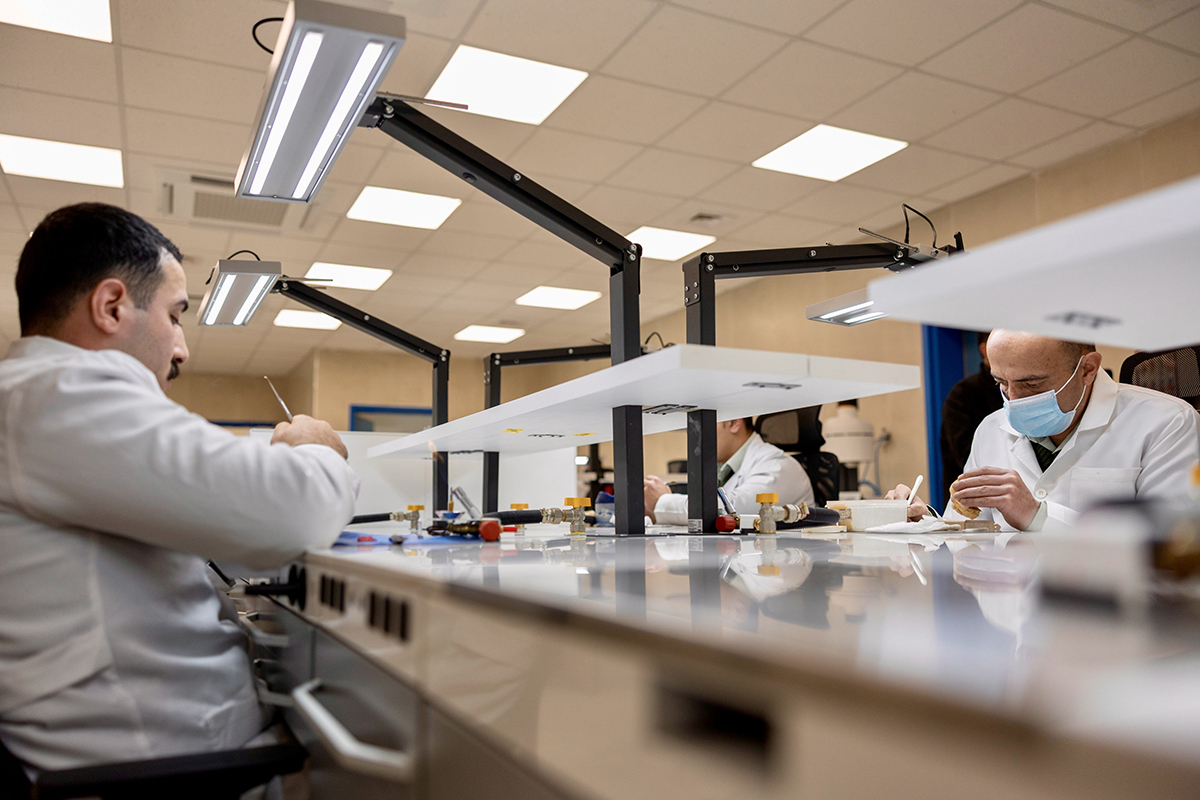 الملك يفتتح مجمع طب وجراحة الفم والأسنان العسكري في عمان