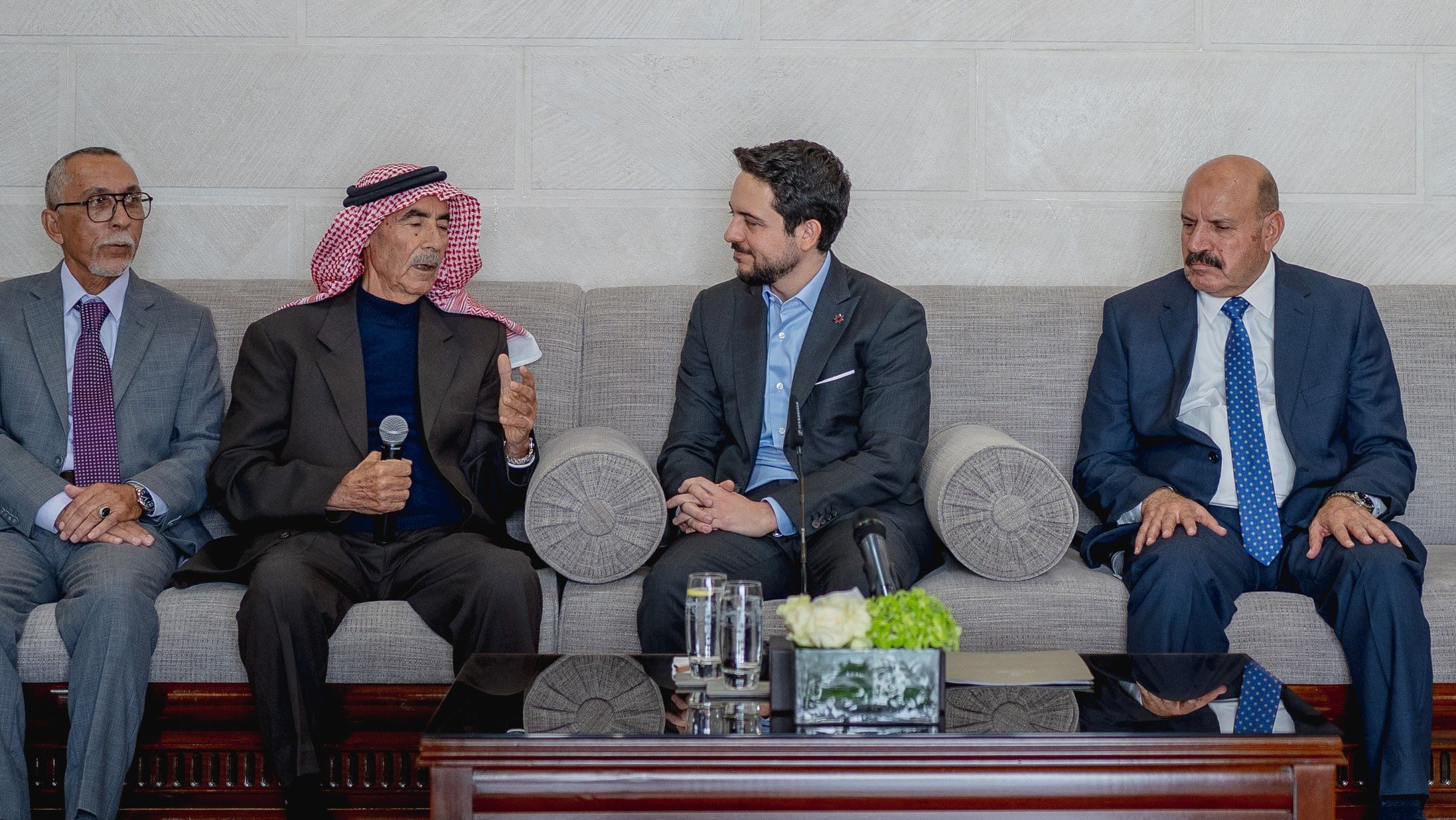  ولي العهد يلتقي ممثلين ووجهاء عن لواء سحاب